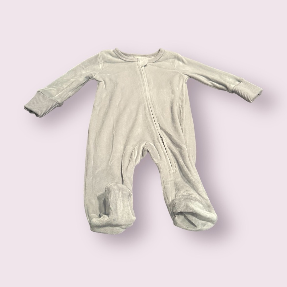 NWT Liam And James Cozy Gray Velour One Piece Pajamas Size 0-3 Months